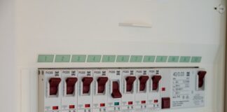 Do których bezpieczników podłączyć rejestrator?