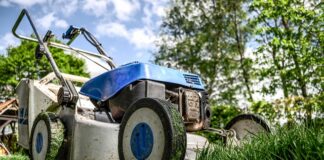 Dlaczego kosiarka spalinowa dymi na biało?