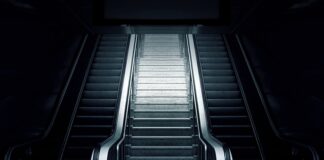 Jak zamontować stację multimedialną w samochodzie?