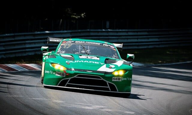 Kto jest właścicielem firmy Aston Martin?