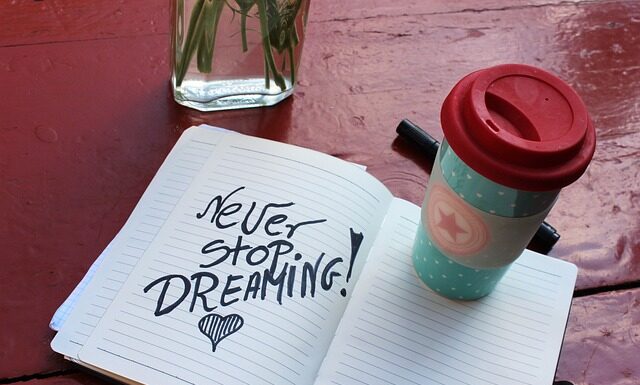 Co oznacza napis na drzwiach C M B?