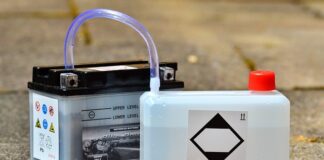 Ile powinien mieć naładowany akumulator motocyklowy?